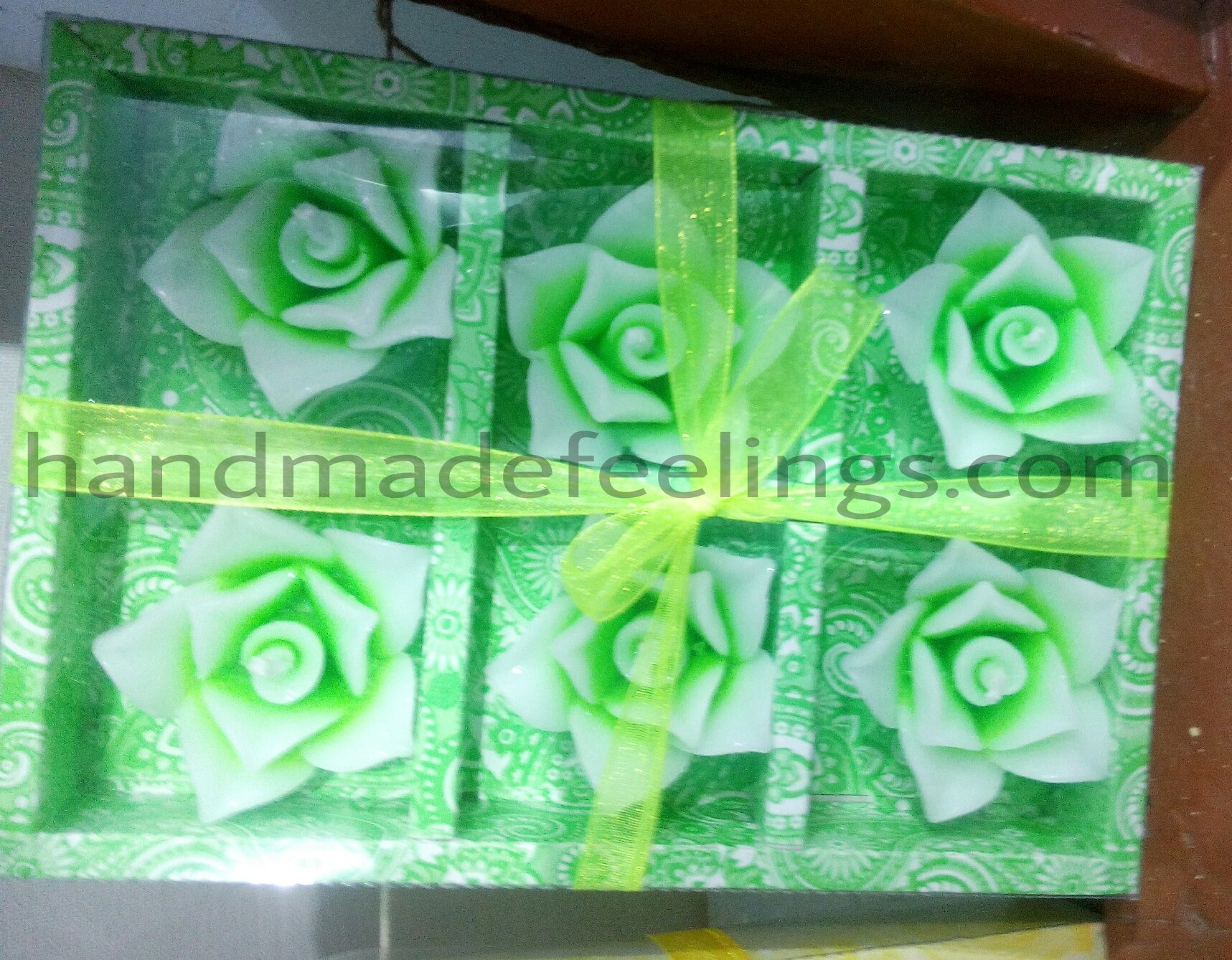 Floral wax floating candles (Set of 6 green) 1 Floral wax floating candles (Set of 6 green)